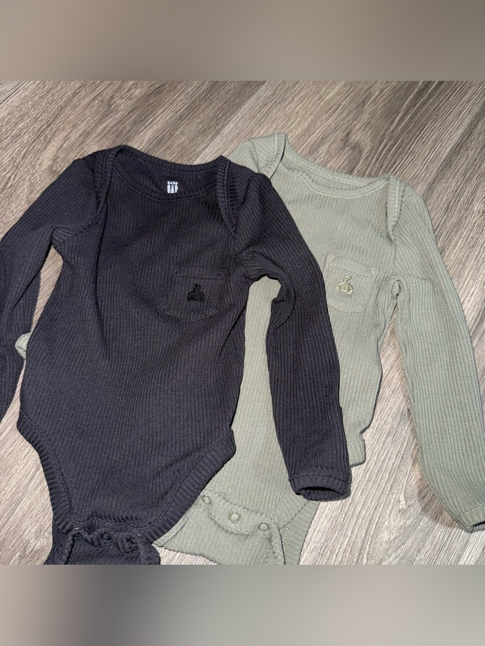 Bundle of Gap Baby Onesies in Green & Dark Grey Size 3-6 Months 2 Piece Bundle